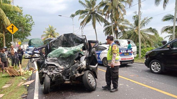 
LAKALANTAS – Petugas mengatur lalu lintas di TKP lakalantas pikap dengan bus pariwisata di jalur nasional Jalan Raya Denpasar-Gilimanuk wilayah Banjar Pengeragoan Dauh Tukad, Desa Pengeragoan, Kecamatan Pekutatan, Jembrana, Kamis (7/11). Pengemudi pikap tewas di TKP.