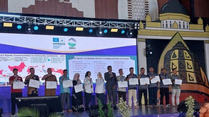 SIMPOSIUM - Pengukuhan Desa Pengastulan, Kecamatan Seririt dalam acara simposium 20 Tahun Tsunami Aceh yang berlangsung di Banda Aceh, Senin (11/11) lalu.