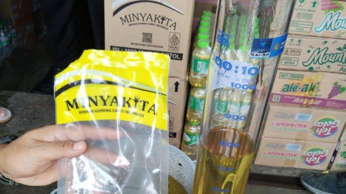 SIDAK - Satgas Pangan Polres Buleleng saat melakukan sidak minyak goreng merk MinyakKita di Pasar Anyar Buleleng. Pada sidak tersebut ditemukan produk MinyaKita yang tidak sesuai takaran alias disunat.