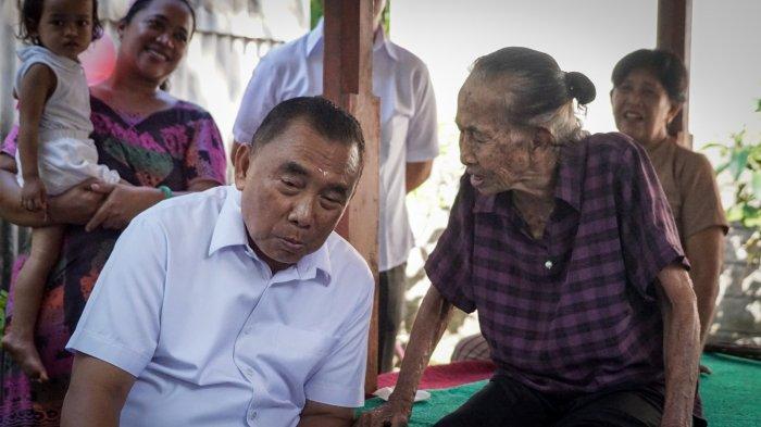 Bupati Jembrana, I Nengah Tamba, didampingi Wakil Bupati Jembrana, IGN Patriana Krisna (Ipat) sambangi lansia yang menerima makanan siap saji bergizi di Kecamatan Jembrana dan Kecamatan Negara, Rabu 5 Juni 2024.