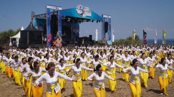 MEMBUKA FESTIVAL - Nusa Penida Festival 2024 dimeriahkan oleh ribuan penari, Kamis (10/10). Festival ke-7 ini resmi dibuka Adyatama Kepariwisataan dan Ekonomi Kreatif Ahli Utama Kemenparekraf/Baparekraf, Nia Niscaya di Devil's Tear, Nusa Lembongan, Nusa Penida, Klungkung.