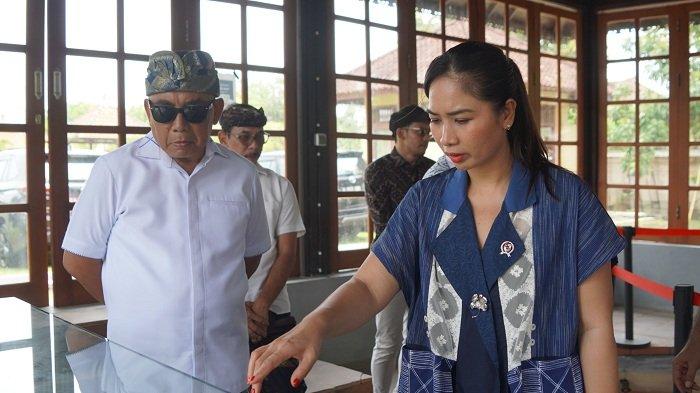 Wakil Menteri Pariwisata Republik Indonesia, Ni Luh Puspa, bersama Bupati Jembrana, I Nengah Tamba, melakukan kunjungan ke Pelabuhan Gilimanuk, Sabtu 14 Desember 2024.