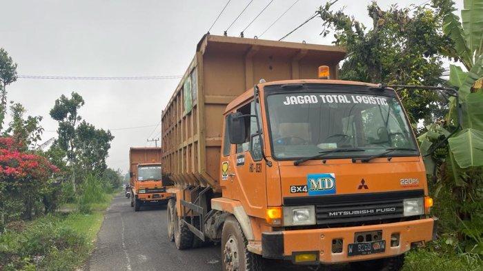 Melintas - sejumlah kendaraan pengangkut material proyek, saat melintas di jalur Kintamani - Lembean. Akibat tonase berlebih, jalur ini mengalami kerusakan.