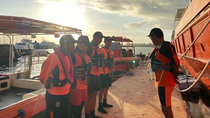 Pencarian - Tim SAR Basarnas Bali patroli melakukan pencarian nelayan yang hilang di Perairan Uluwatu, Badung, Rabu (5/6).