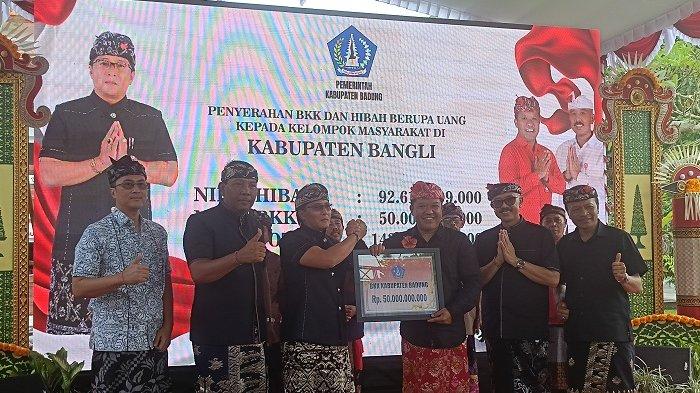 Bupati Badung, I Nyoman Giri Prasta memberikan bantuan dana pada masyarakat Bangli lewat Pemerintah Kabupaten Bangli, Bali, Minggu 22 September 2024.