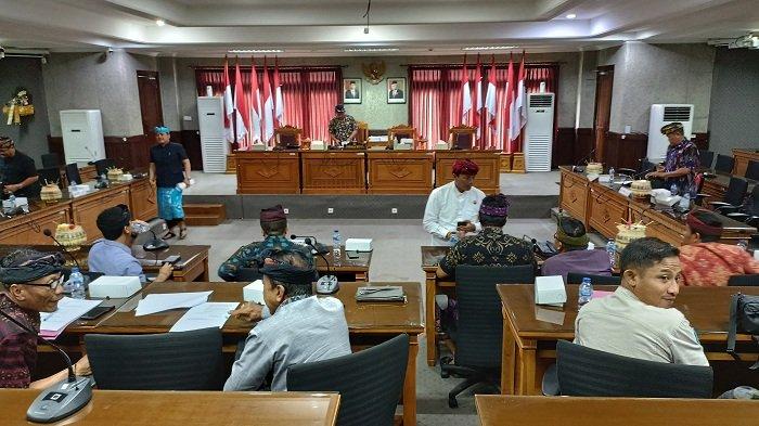 Rapat kerja Komisi I dan II DPRD Karangasem dengan eksekutif terkait pembangunan resort di Kawasan Pura Suci Gumang, Kamis (6/7/2023) siang hari.