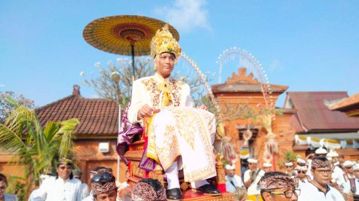 Sebagai wujud menjaga tradisi warisan leluhur, sembilan anak yang baru menginjak masa remaja keturunan Puri Satria Dalem Kaleran Kuta, pada Senin (26/6/2023) diupacarai secara Hindu Bali.

Upacara 'Munggah Deha Teruna' yang disebut dengan Ngeraja Sewala untuk anak perempuan, dan Ngeraja Singa untuk anak laki-laki.

Upacara ini dipuput oleh Ida Ratu Pedanda Putra Bluwangan dari Griya Gede Delod Pasar Sanur, Denpasar.