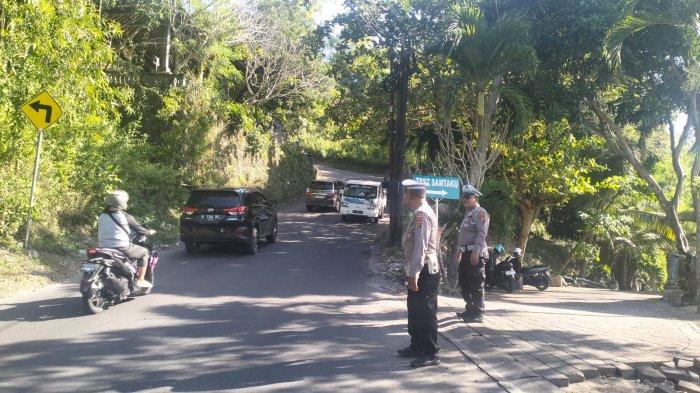 Suasana Unit Lalu Lintas Polsek Kuta Selatan, melakukan kegiatan pemantauan arus lalu lintas di kawasan tanjakan Goa Gong.
