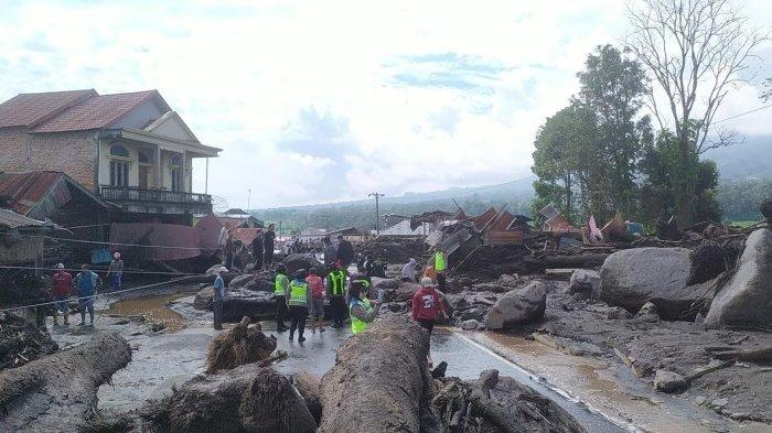 Hancur - Sejumlah rumah hancur pasca banjir lahar dingin Gunung Marapi di Nagari Bukik Batabuah, Agam, Sumbar, Minggu (12/5).