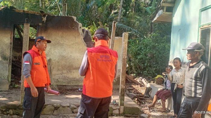 Pohon tumbang menimpa dapur Jro Mangku Santun (55) di Br. Dinas Pakudansih, Desa Muncan, Kec. Selat, Karangasem, Senin (14/8/2023).