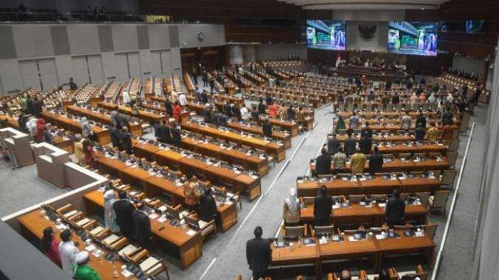 RAPAT PARIPURNA - Rapat paripurna DPR RI di gedung DPR di Jakarta, baru-baru ini. Para anggota DPR mengingatkan pemerintah akan beban utang yang semakin berat, dan pemerintahan Prabowo-Gibran akan terjerat utang jatuh tempo ribuan triliun.