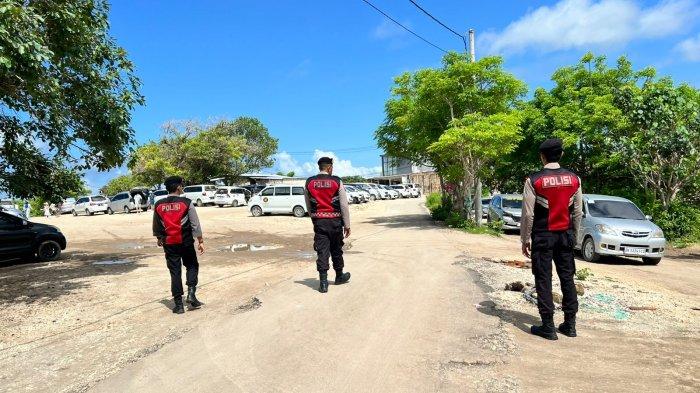 Penjagaan ketat di Destinasi Wisata Pantai Kelingking di Desa Bungamekar, Kecamatan Nusa Penida, Selasa (24/12/2024).