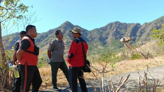 Petugas BPBD Buleleng saat melakukan pemantauan di Bukit Batu Kursi, Kamis (13/7). Masih ada satu titik api yang belum padam.