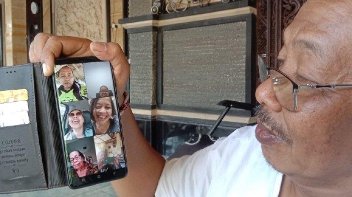Sang Ketut Mahadewa alias Sang Kecuk sedang video call bersama ibu dan saudara-saudaranya, Senin (4/9). Mereka adalah keluarga dari Pj Gubernur Bali, Irjen Sang Made Mahendra Jaya.