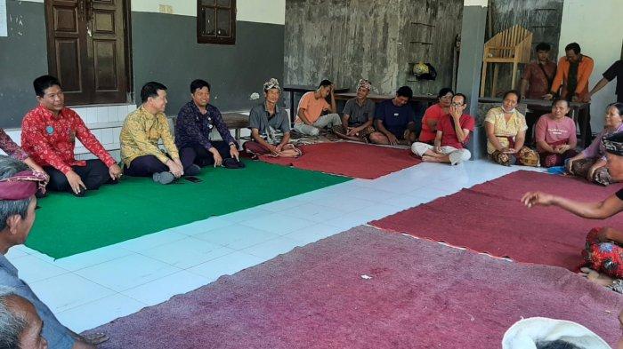 KRISIS AIR - Warga Tempat Dangin Sabang, Desa Besan, Kecamatan Dawan, Klungkung saat mengeluh ke Bupati Klungkung I Nyoman Suwirta, Selasa (24/10). Warga sampai lelah mengeluh namun air bersih tak kunjung mengalir. 