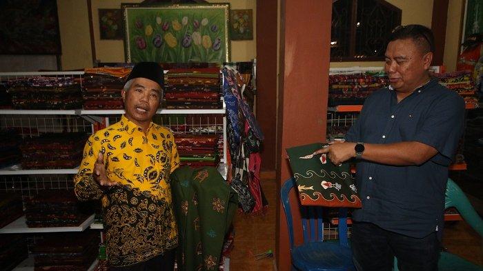 Peserta UMKM, Samsir, pemilik Toko Sasambo Rembitan Sasak, yang menjadi binaan Telkom.