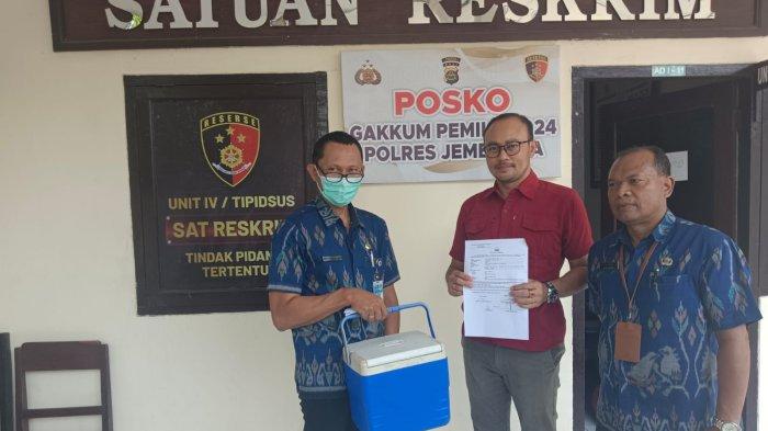 KERACUNAN MAKANAN - Satreskrim Polres Jembrana saat menyerahkan sampel makanan ke petugas Dinas Kesehatan Jembrana, Selasa (31/10). Dua orang yang masih menjalani rawat inap, satu di antaranya harus dirujuk ke RSU Negara karena kondisinya mengalami dehidrasi.