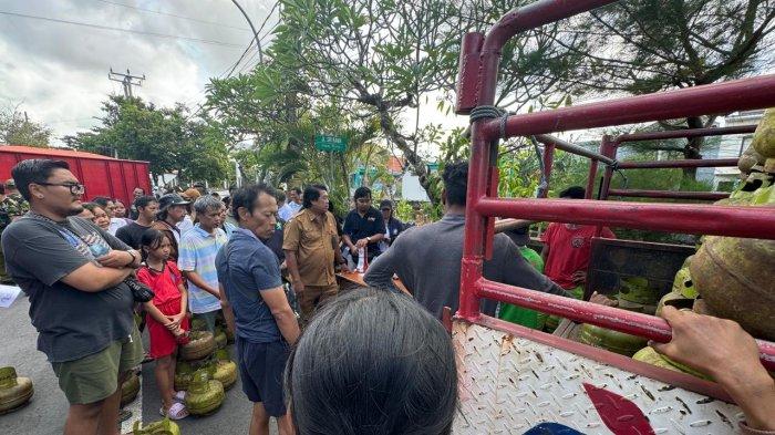 Operasi Pasar - Warga antre mendapatkan gas LPG 3 Kg dalam operasi pasar di depan Kantor Lurah Legian, Badung, Senin (2/6). Beberapa hari belakangan, warga kesulitan mendapatkan gas LPG 3 Kg.