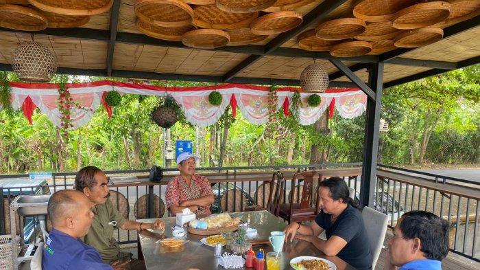Ketua GUPBI Bali saat melakukan pertemuan dengan pihak PT yang memproduksi pakan ternak di Bali beberapa waktu lalu.