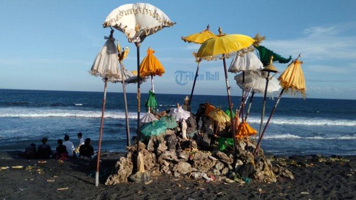 Sebuah palinggih dari batu karang di Pantai Purnama.