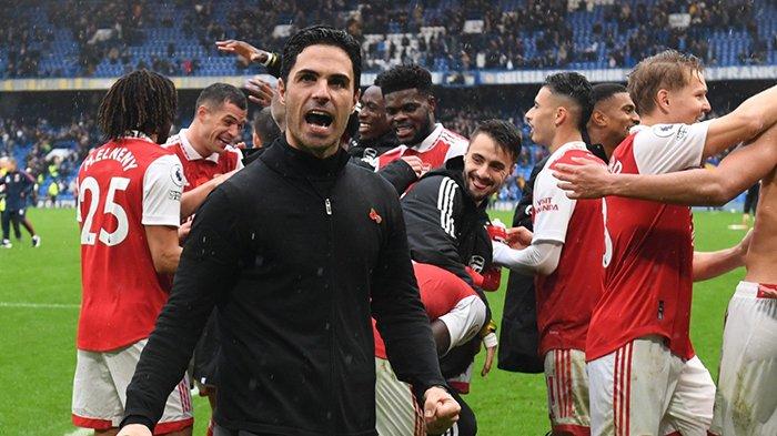 Selebrasi pelatih Mikel Arteta dan pemain Arsenal setelah menang 0-1 di markas Chelsea dalam lanjutan Premier League