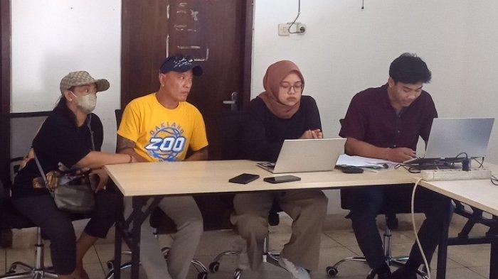(Kiri ke Kanan) Istri korban AY, korban WS, Direktur LBH Bali, Rezky Pratiwi dan, Asisten Pengabdi Bantuan Hukum LBH Bali, I Kadek Widiantara.
