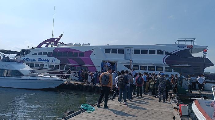 Kapal Express Bahari saat bersandar di Pelabuhan Serangan Denpasar.