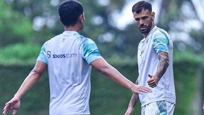 Gelandang anyar Persib Bandung asal Spanyol, Tyronne del Pino (kanan) ikuti latihan bersama rekannya di Yogyakarta, Rabu 21 Juni 2023. Sorotan Tyronne del Pino Lahap Sesi Latihan Perdana Gim Internal Persib Bandung, Ini Kata Luis Milla.
