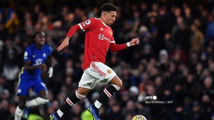 Striker Manchester United Inggris Jadon Sancho (tengah) memecahkan rekor dalam perjalanannya untuk mencetak gol pembuka dalam pertandingan sepak bola Liga Premier Inggris antara Chelsea dan Manchester United di Stamford Bridge di London pada 28 November 2021. Ben STANSALL /AFP