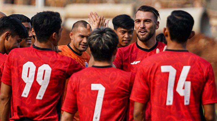 Striker Marko Simic menyapa rekan-rekannya di Persija Jakarta belum lama ini. Pemain asal Kroasia ini resmi didatangkan Persija Jakarta pada bursa transfer Liga 1 2023. Kejutan Persija Jakarta di Bursa Transfer Liga 1 2023: Gaet Simic, Kans 2 Pemain Asing Ini Gabung
