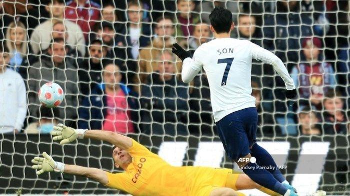 Striker Tottenham Hotspur Korea Selatan Son Heung-Min (kanan) mencetak gol ketiga tim selama pertandingan sepak bola Liga Premier Inggris antara Aston Villa dan Tottenham Hotspur di Villa Park di Birmingham, Inggris tengah pada 9 April 2022. LINDSEY PARNABY/AFP