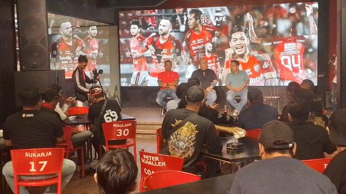 Sekitar 10 komunitas supporter Bali United (BU) menggelar pertemuan dengan manajemen BU di Cafe Bali United, Stadion Dipta, Gianyar, Minggu 30 Juli 2023.
