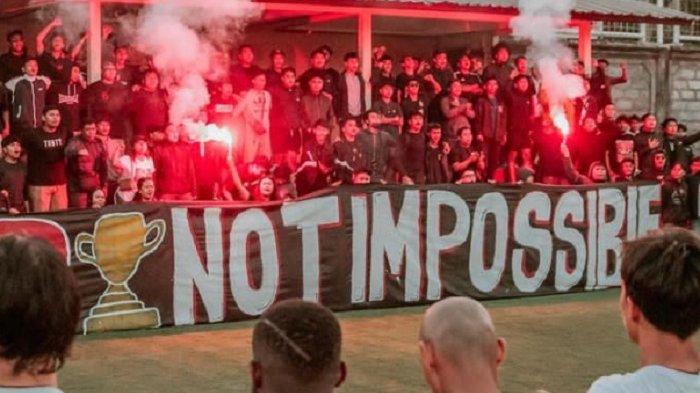 BERI DUKUNGAN - Suporter Bali United memberikan dukungan kepada para pemain di Lapangan Trisakti, Legian, Badung, Minggu (12/5). Mereka ingin pemain semangat mengalahkan Persib Bandung.