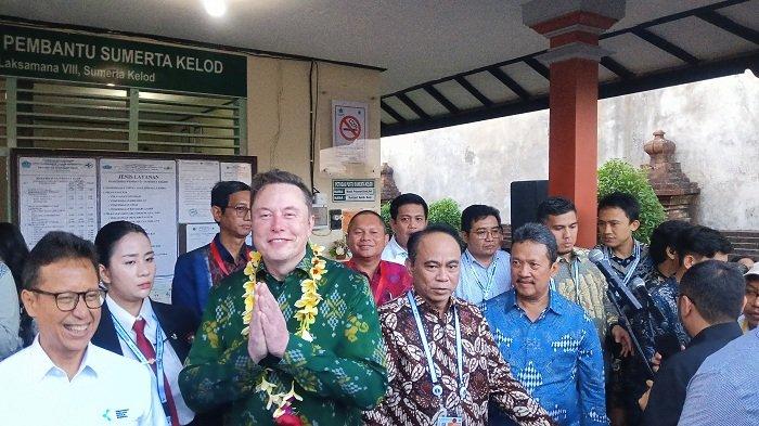 CEO Tesla Inc. dan layanan internet Starlink, Elon Musk menghadiri peluncuran layanan internet miliknya di Puskesmas Pembantu Sumerta Kelod, Kota Denpasar, Bali, Minggu 19 Mei 2024. Turut hadir dalam kegiatan ini Menteri Kesehatan Budi Gunadi Sadikin, Menteri KKP Sakti Wahyu Trenggono dan Menteri Kominfo Budi Arie Setiadi.