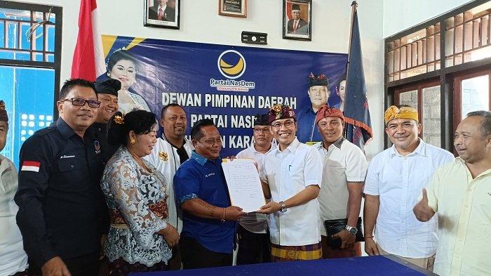 SERAHKAN FORMULIR - Gusti Putu Parwata dan Nengah Sumardi (dalam kesempatan berbeda) menyerahkan formulir pendaftaran Bakal Calon Bupati di Partai Nasional Demokrat (Nasdem) Kabupaten Karangasem, Kamis (9/5).
(Pakai 2 foto)