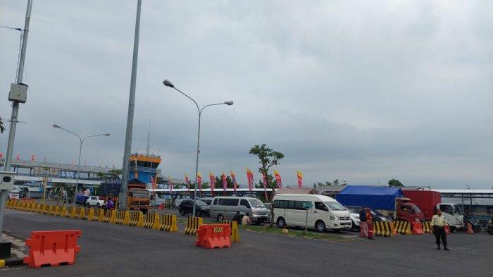 Suasana saat pemeriksaan identitas penumpang dan kendaraan masuk Bali via Pelabuhan Gilimanuk, Jembrana.