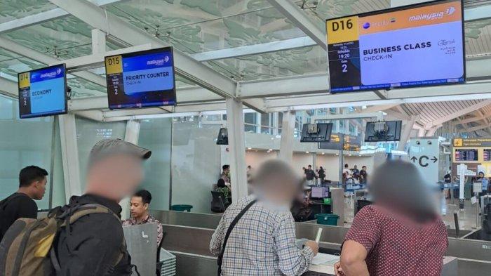 Imigrasi Singaraja saat mendeportasi dua WNA pada Rabu (10/7/2024).