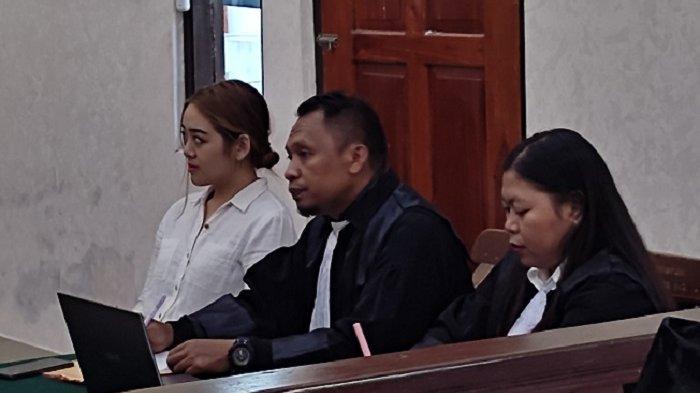 Natasha (kemeja putih) saat menjalani sidang di PN Denpasar.