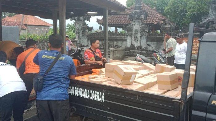 Bantuan Darurat - BPBD Buleleng menyerahkan bantuan darurat kepada masyarakat Banjar Dinas Kubuanyar, Desa/Kecamatan Kubutambahan, Jumat (31/1/2025). Bantuan diserahkan kepada 31 KK yang terdampak bencana gelombang pasang dan angin kencang di wilayah tersebut.