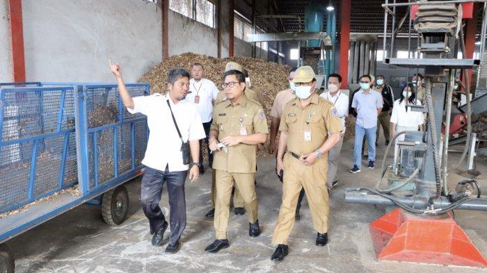Cek Sampah - Wakil Wali Kota I Kadek Agus Arya Wibawa memantau langsung TPST di Tahura, Senin (21/8).