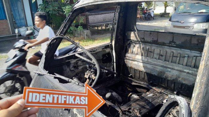 Meledak Terbakar - Mobil pikap Carry terbakar diduga akibat korsleting listrik di Jalan Tendean, Kediri, Tabanan, Jumat (24/5). Sebelum terbakar, sejumlah saksi mendengar ledakan dari arah mobil.