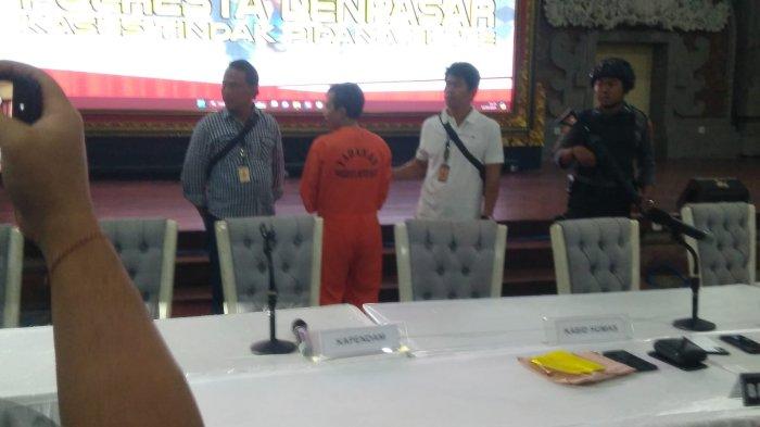 TERSANGKA - Tersangka HSA, pemilik akun Ayo Berani Laporkan 6 mengenakan baju tahanan Polda Bali, Senin (15/4). HSA menjadi tersangka karena unggahan tentang kasus dugaan perselingkuhan.