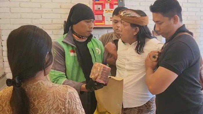 Bendesa Adat Brawa, I Ketut Riana ditangkap penyidik Pidsus Kejati Bali yang menyamar sebagai ojol di Cafe Casa Bunga, Renon, Kamis, 2 Mei 2024.