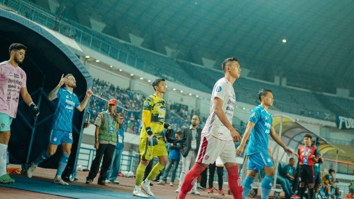 SUPORTER KECEWA - Pertandingan Bali United vs Persib Bandung pada pertemuan Reguler Series Liga 1, beberapa waktu lalu. Suporter Bali United benar-benar kecewa berat. Laga semifinal Championship Series Liga 1 antara Bali United melawan Persib Bandung dipindah dari Stadion Dipta ke Training Center Purnama, Sukawati, Gianyar.