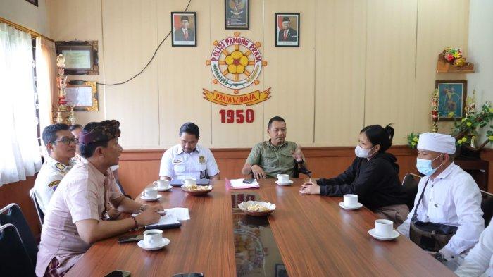Melalui Satuan Polisi Pamong Praja dan Dinas Kebudayaan, kedua oknum (penari joged bumbung asal Buleleng (AR).

Dan pengibing (JD) sekaligus yang mengundang joged bumbung, dipanggil dan diberikan edukasi agar kegiatan menari joged bumbung dan mengibing joged bumbung dengan gerakan porno tidak dilakukan lagi ke depannya.