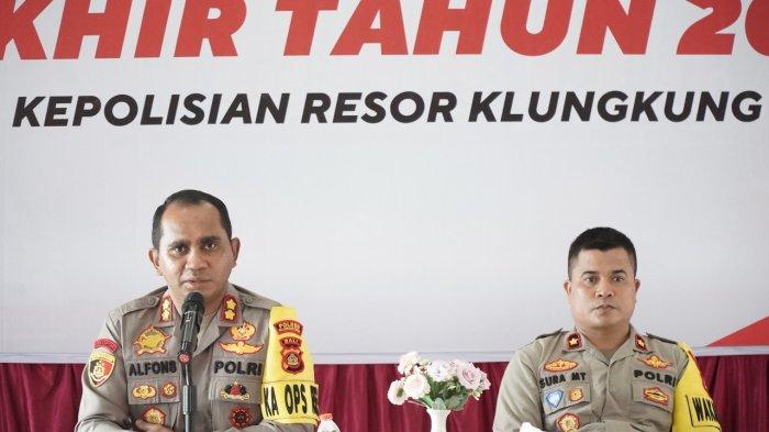 BERI KETERANGAN - Kapolres Klungkung, AKBP Alfons W P Letsoin, didampingi Wakapolres Klungkung, Kompol I Komang Sura Maryantika.