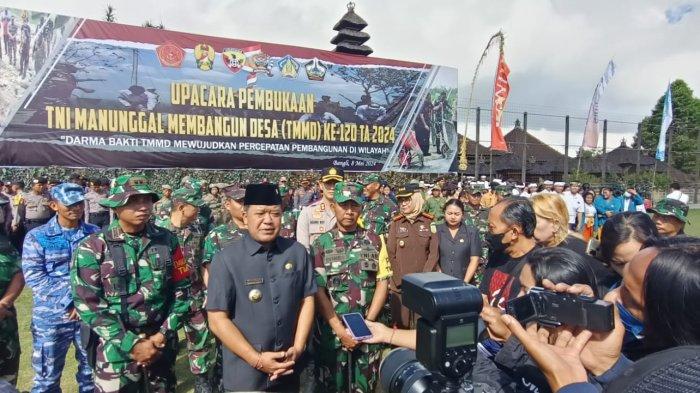 Bupati Bangli, Sang Nyoman Sedana Arta, bersama Dandrem 163/Wirasatya, Brigjend TNI Ida Bagus Ketut Surya Wedana. Dandim 1626/Bangli dan sejumlah pejabat terkait saat meninjau lokasi TMMD.