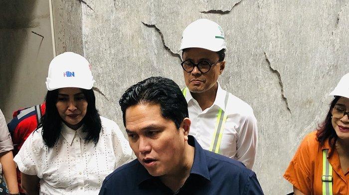 Menteri BUMN, Erick Thohir, meninjau Kawasan Ekonomi Khusus (KEK) Sanur Denpasar, Kamis (6/7) untuk melihat progres perkembangan KEK tersebut menjelang soft opening.


Dalam kunjungan tersebut, Menteri BUMN didampingi Direktur Utama PT Aviasi Pariwisata Indonesia (Persero) Dony Oskaria, Direktur Utama PT Hotel Indonesia Natour Christine Hutabarat, Direktur Utama PT Pertamina Bina Medika IHC.


Dalam kunjungan tersebut Erick Thohir melihat secara langsung progress pembangunan rumah sakit (RS) berskala internasional di kawasan tersebut. Pembangunan RS diharapkan selesai akhir 2023 dan beroperasi penuh, awal 2024.