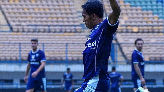 Tampak penyerang Frets Butuan berlatih jelang menghadapi duel krusial Persib vs PSIS sore ini di kompetisi Liga 1 2022/2023. Di bawah kepelatihan Budiman sang pengganti sementara usai mundurnya Robert Alberts inilah daftar susunan pemain Persib Bandung vs PSIS Semarang di pekan keempat Liga  1 2022/2023 yang dilangsungkan di Stadion GBLA, Kota Bandung, Sabtu 13 Agustus 2022.