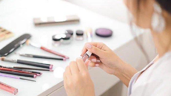  China menjadi negara pengimpor kosmetik ilegal terbanyak ke Indonesia. Produk kosmetik impor tersebut merupakan produk tanpa izin edar dan mengandung bahan berbahaya seperti merkuri.